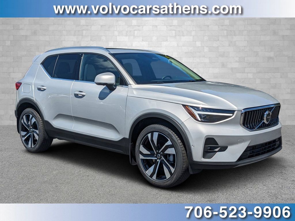 2025 Volvo XC40 B5 Plus Bright Theme