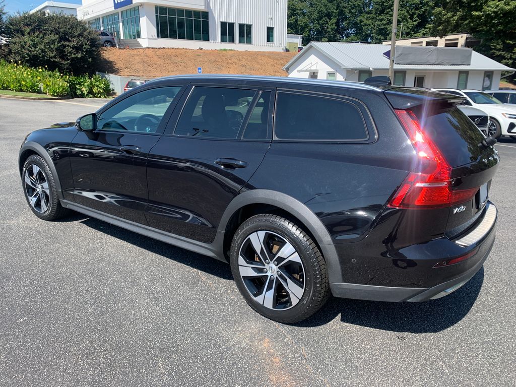 2024 Volvo V60 Cross Country B5 Plus photo 2