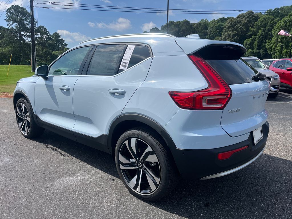 2025 Volvo XC40 photo 3
