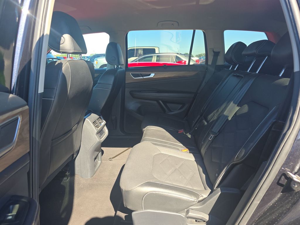 2024 Volkswagen Atlas SE Technology photo 2