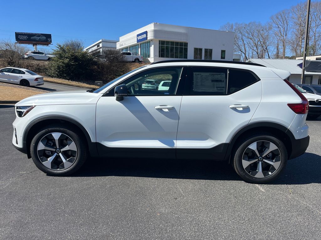 2025 Volvo XC40 Plus photo 2
