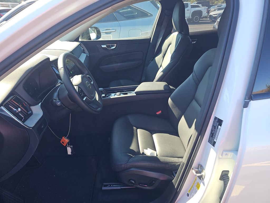 2025 Volvo XC60 B5 Plus photo 2