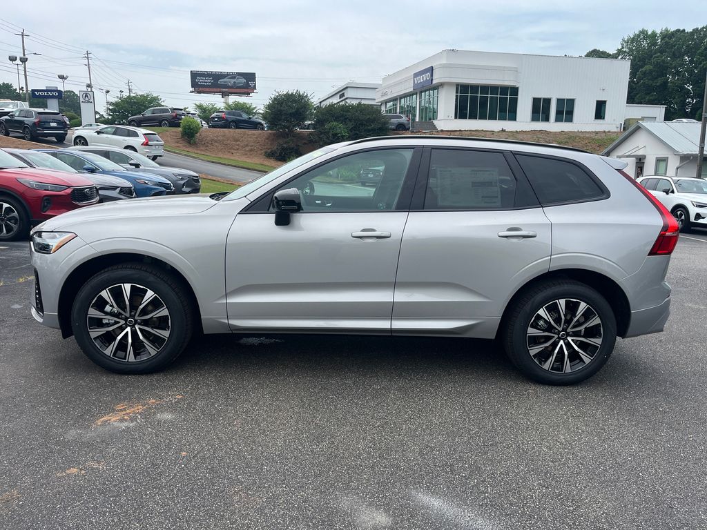 2025 Volvo XC60 B5 Core photo 2