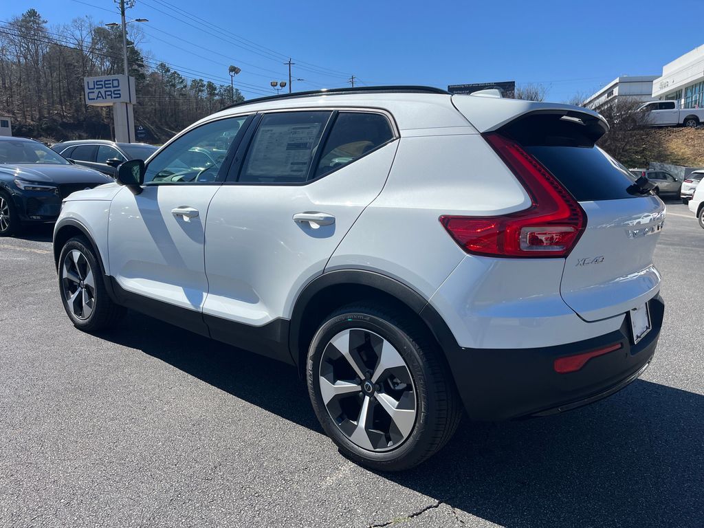 2025 Volvo XC40 Plus photo 3