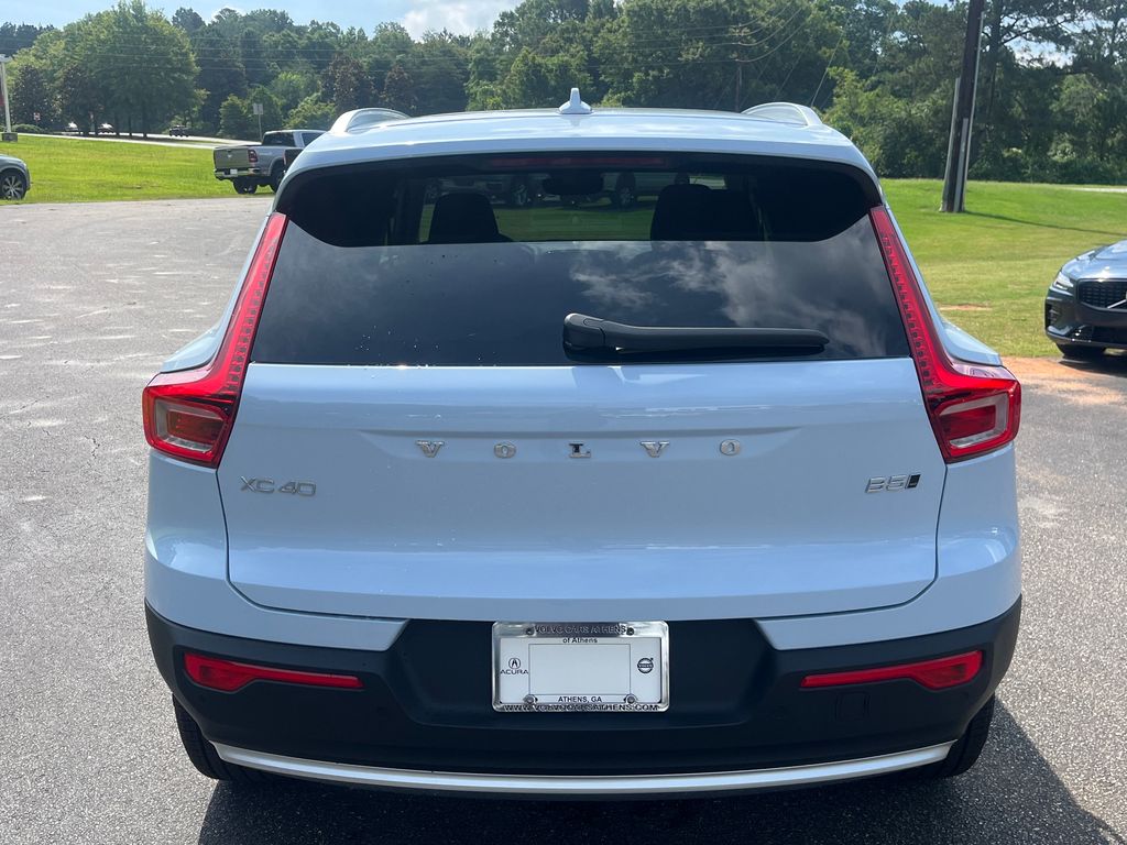 2025 Volvo XC40 photo 4