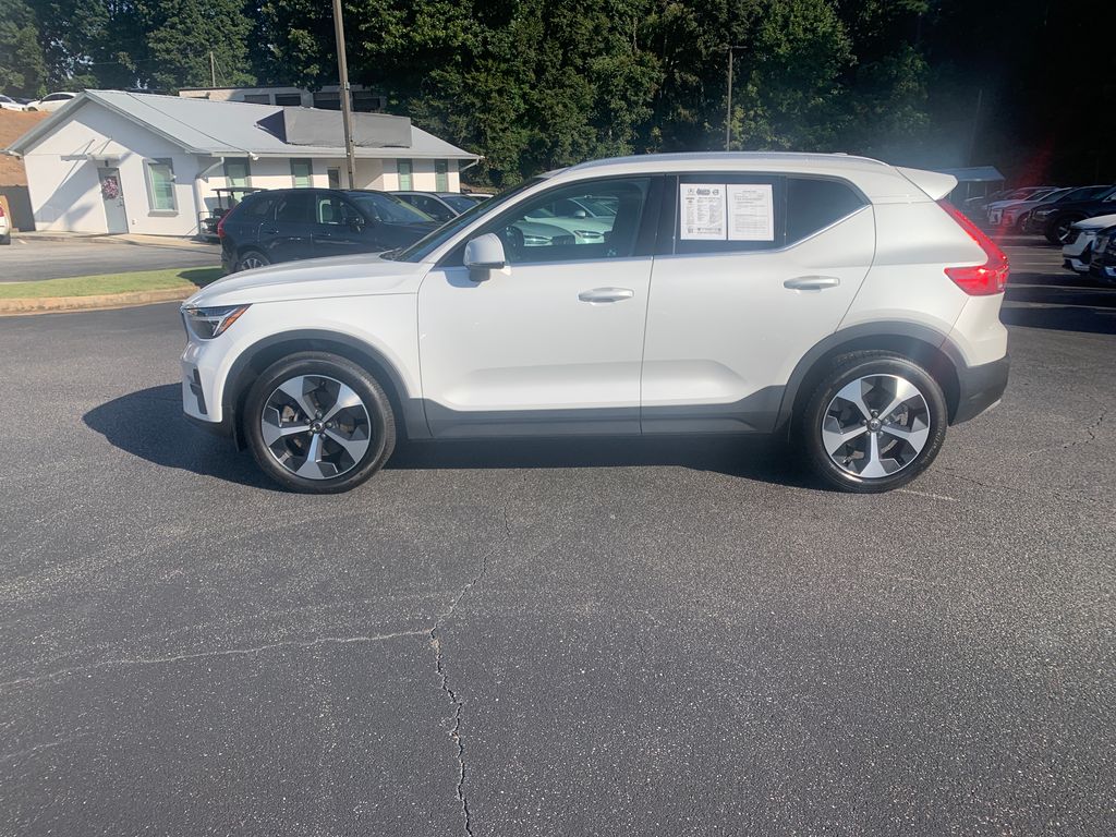 2025 Volvo XC40 Core photo 2
