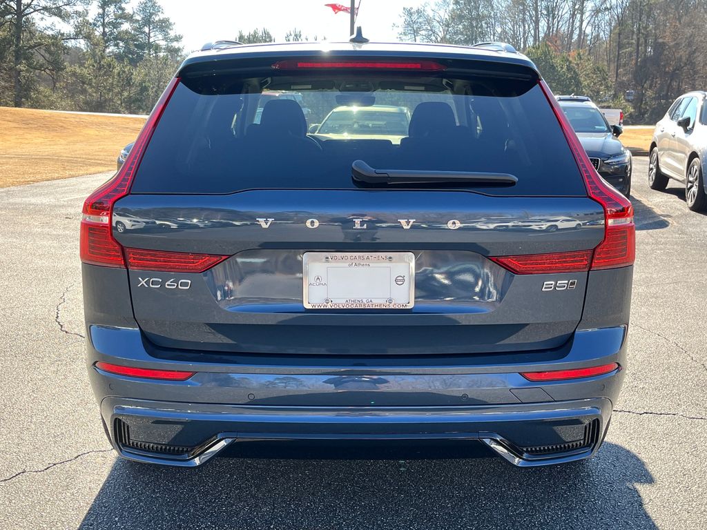 2025 Volvo XC60 B5 Core photo 4