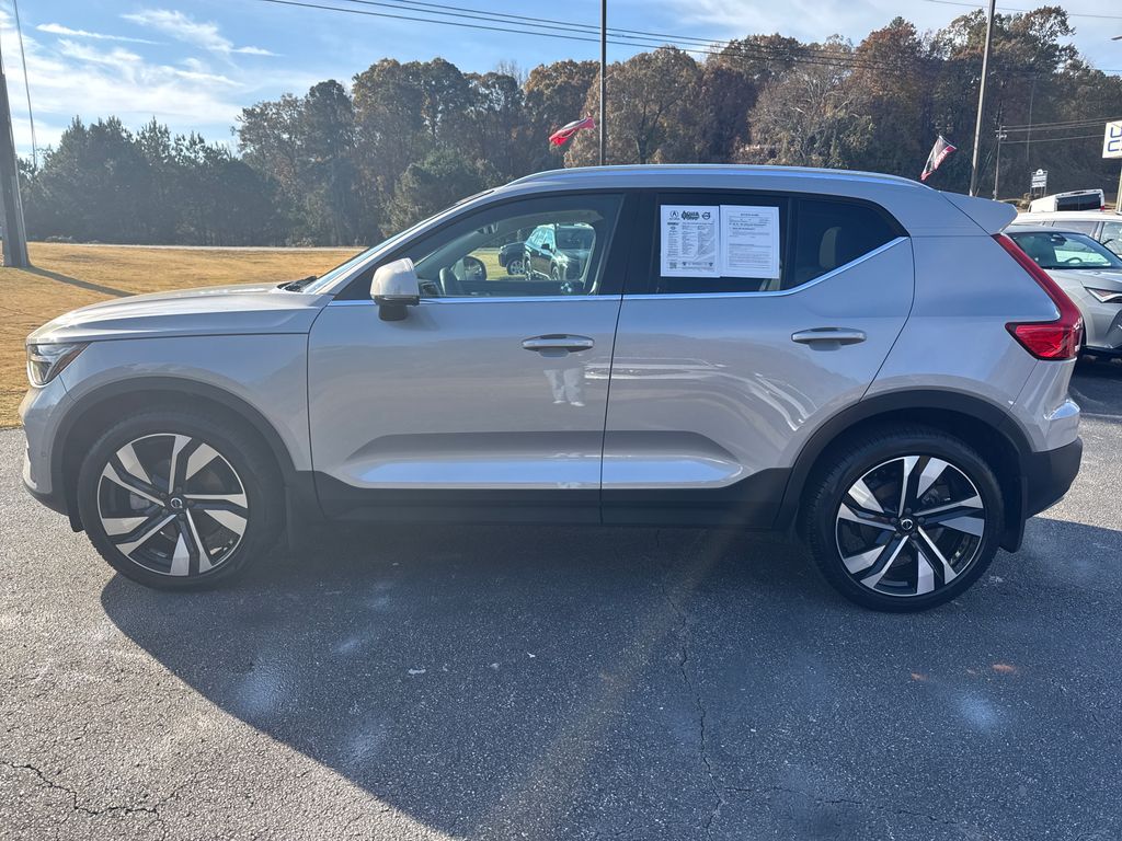 2025 Volvo XC40 Plus photo 2