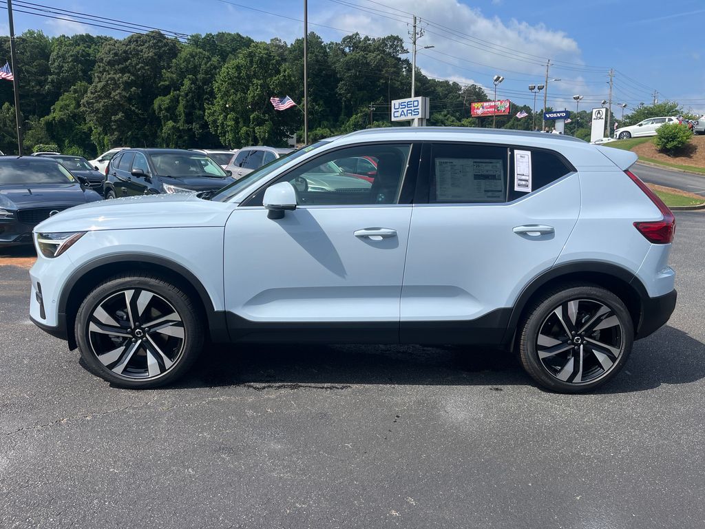 2025 Volvo XC40 photo 2