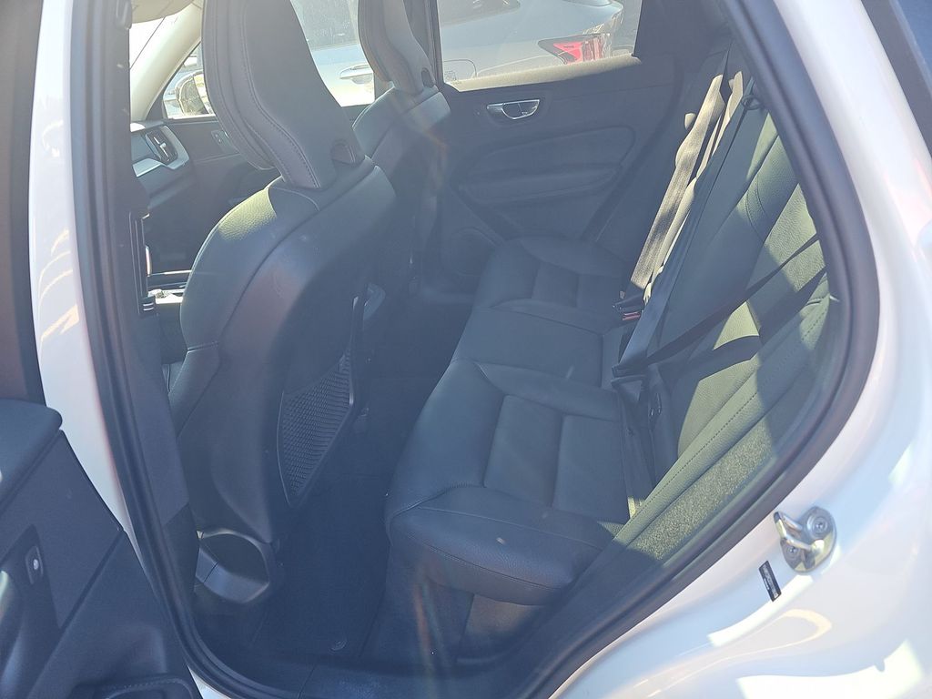 2025 Volvo XC60 B5 Plus photo 3