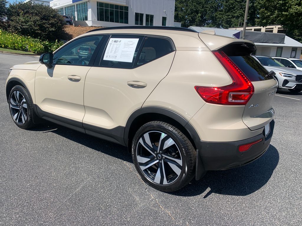 2025 Volvo XC40 Plus photo 3