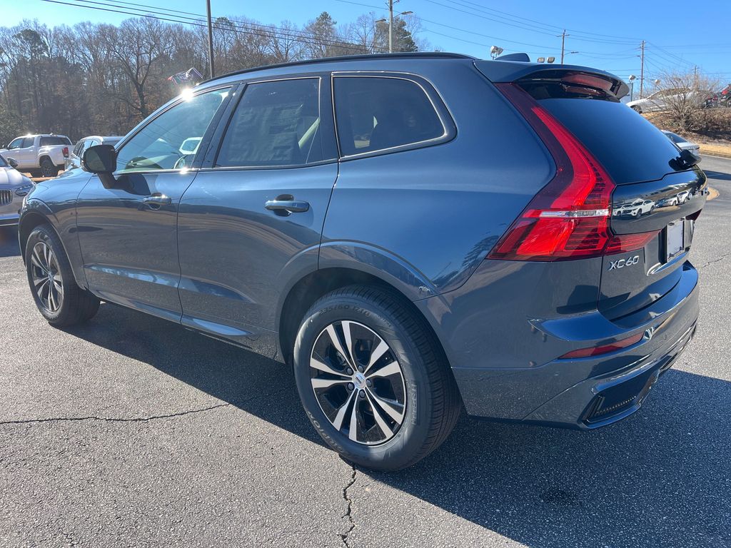 2025 Volvo XC60 B5 Core photo 3