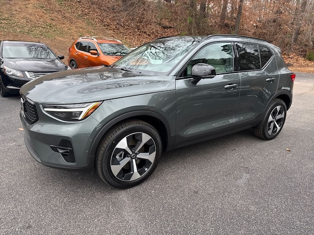 2026 Volvo XC40 B5 Plus SUV YV4L12UC2T2743551