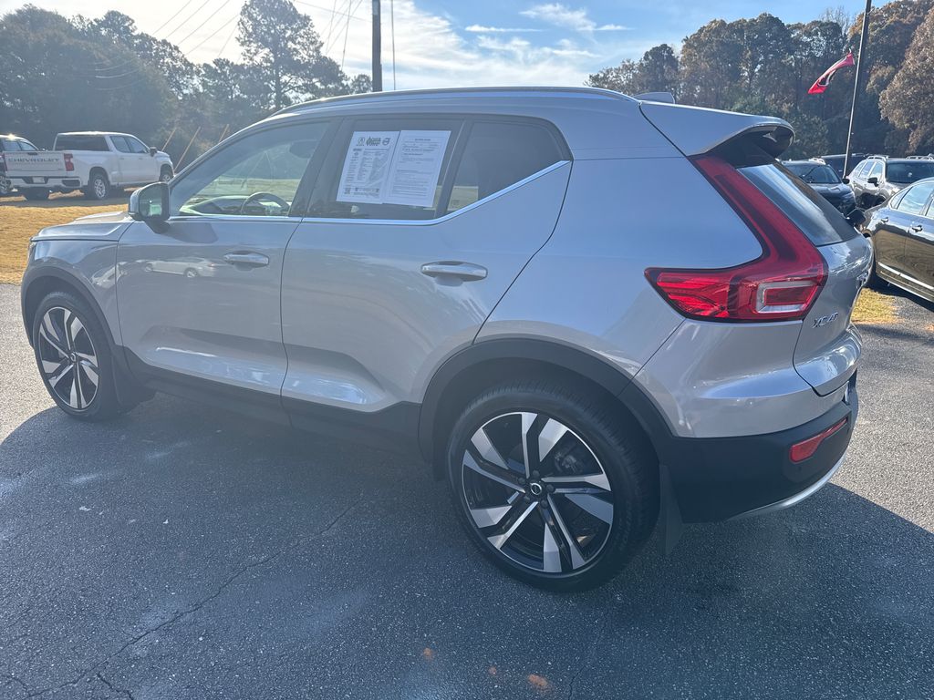2025 Volvo XC40 Plus photo 3