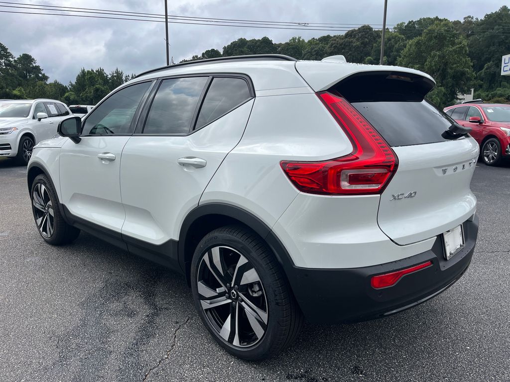 2025 Volvo XC40 Plus photo 3