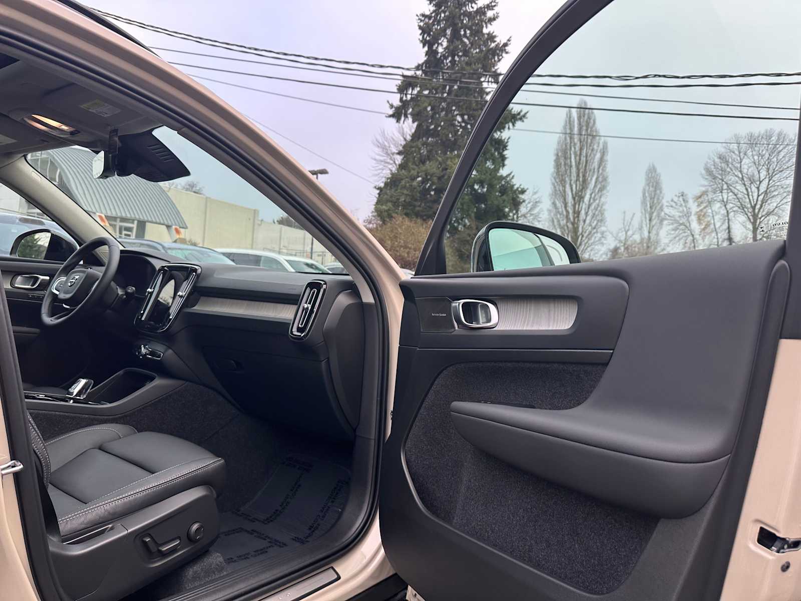 2025 Volvo XC40 Ultra - Photo 11