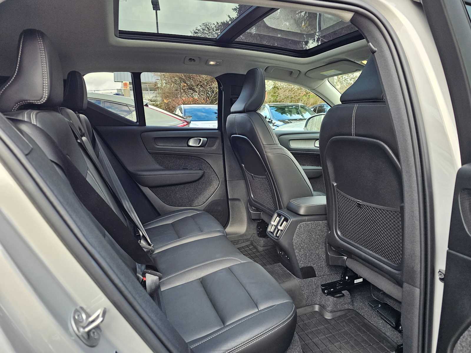 2025 Volvo XC40 Plus - Photo 15