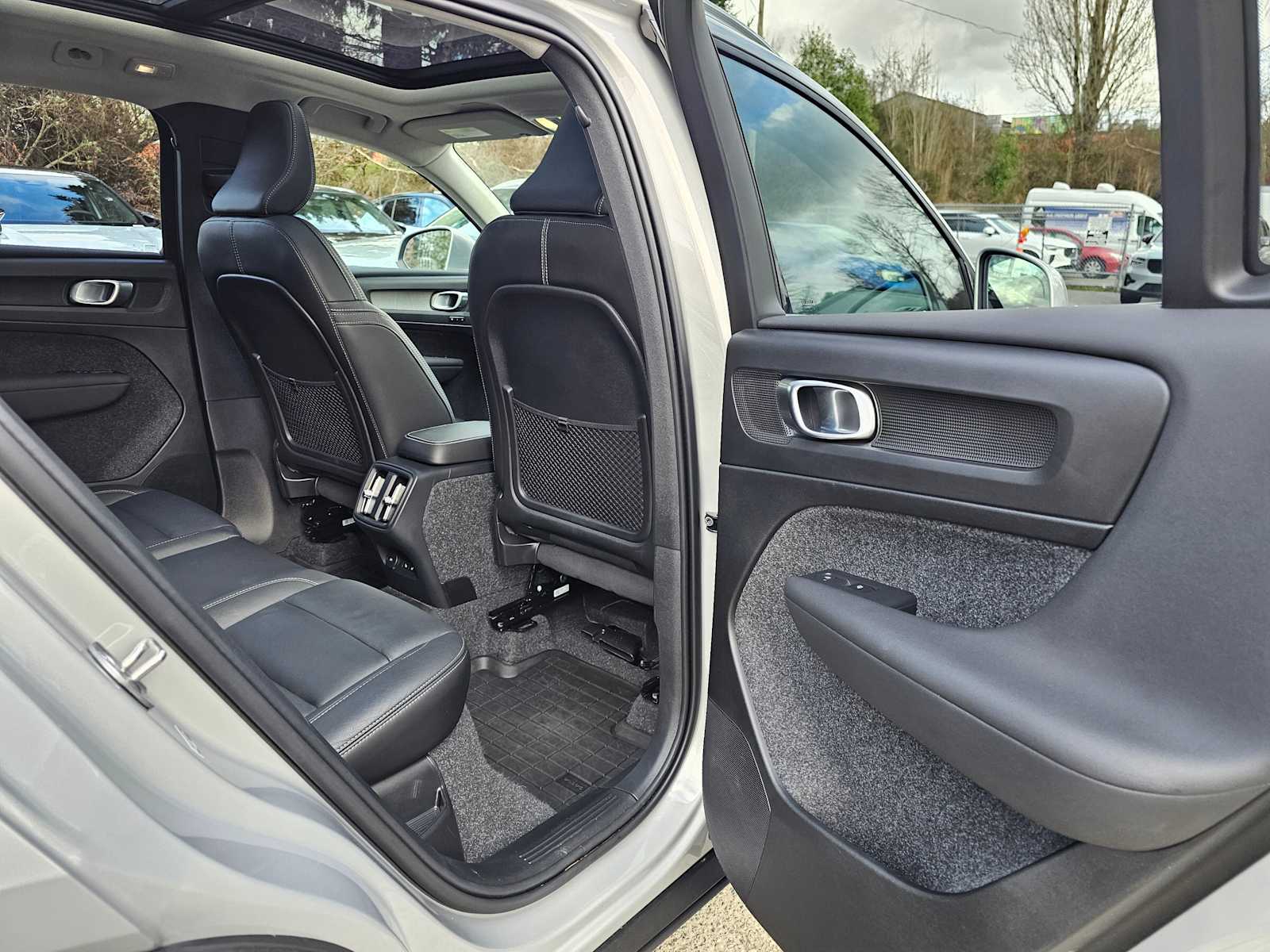 2025 Volvo XC40 Plus - Photo 14