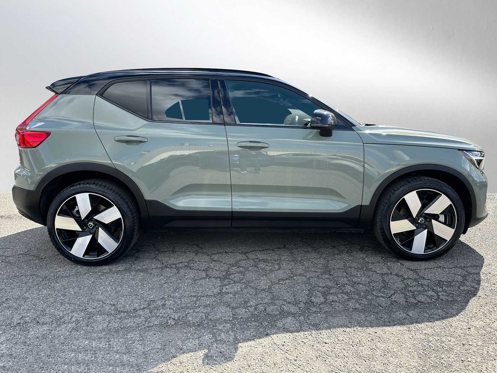 Used 2023 Volvo XC40 Ultimate with VIN YV4ED3UM3P2055806 for sale in Bellevue, WA