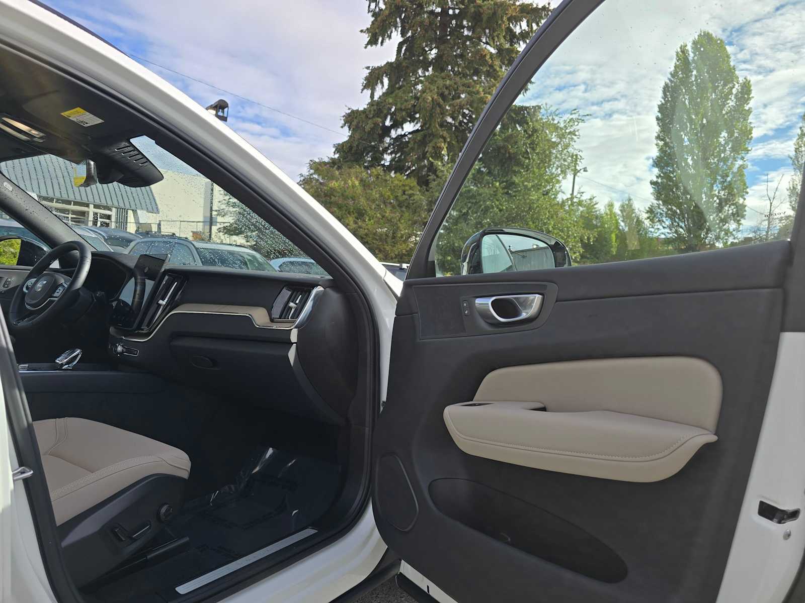 2026 Volvo XC60 Plus - Photo 11
