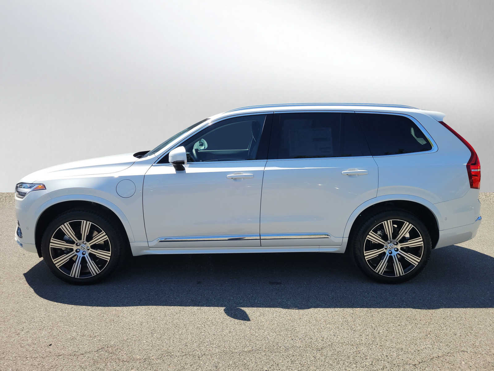 2025 Volvo XC90 T8 Plus photo 2