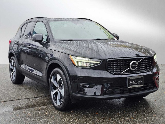 2025 Volvo XC40 B5 Plus Dark Theme AWD SUV