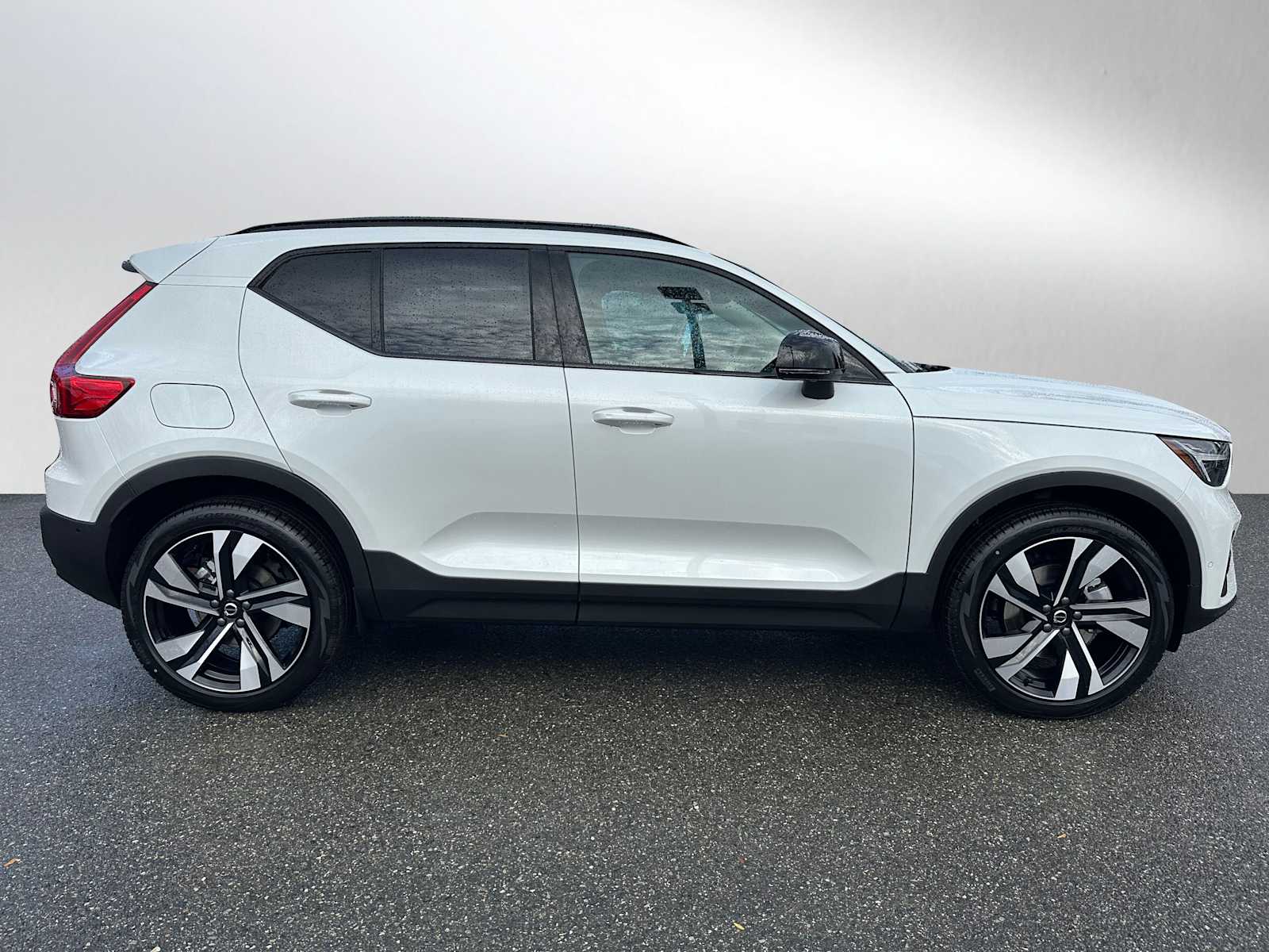 2026 Volvo XC40 photo 2