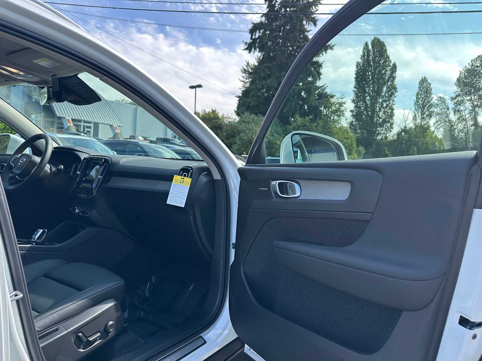 2025 Volvo XC40 Ultra - Photo 11