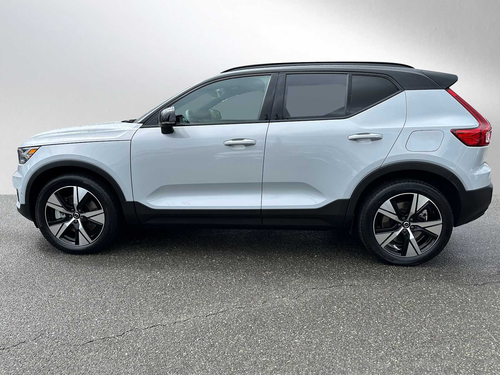 Certified 2022 Volvo XC40 Plus with VIN YV4ED3URXN2687498 for sale in Bellevue, WA