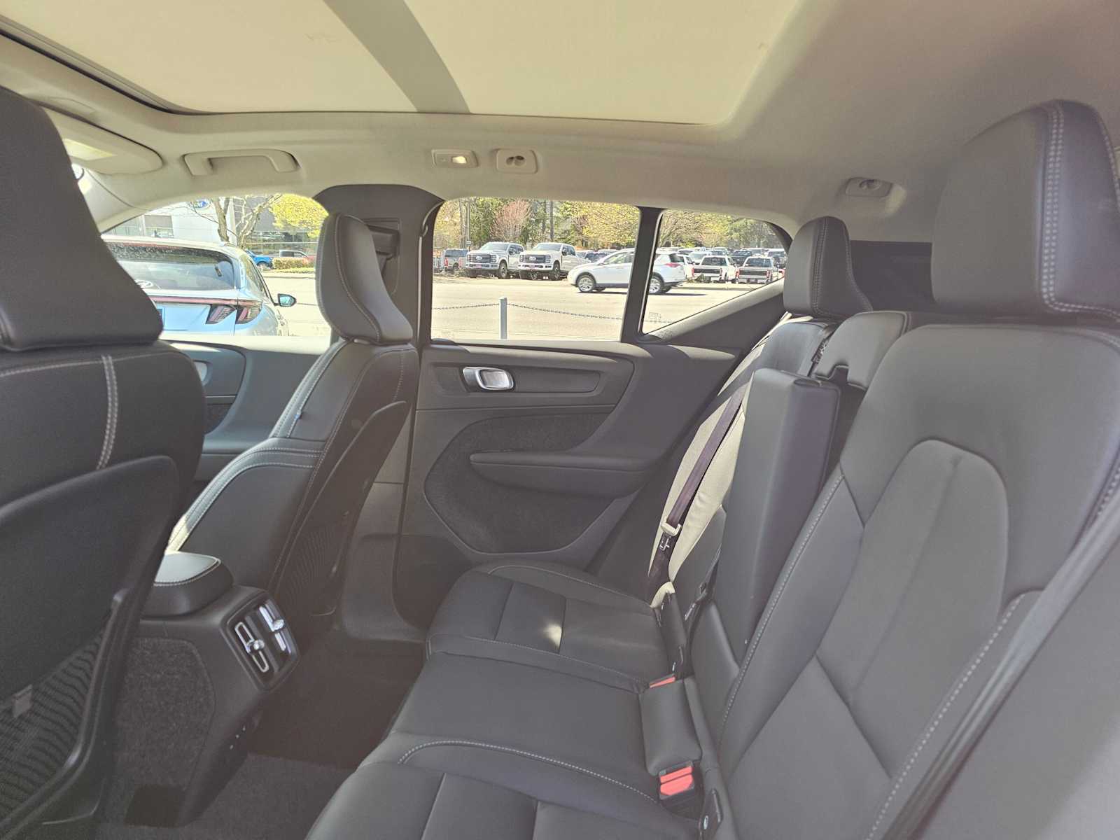 2025 Volvo XC40 Core - Photo 17