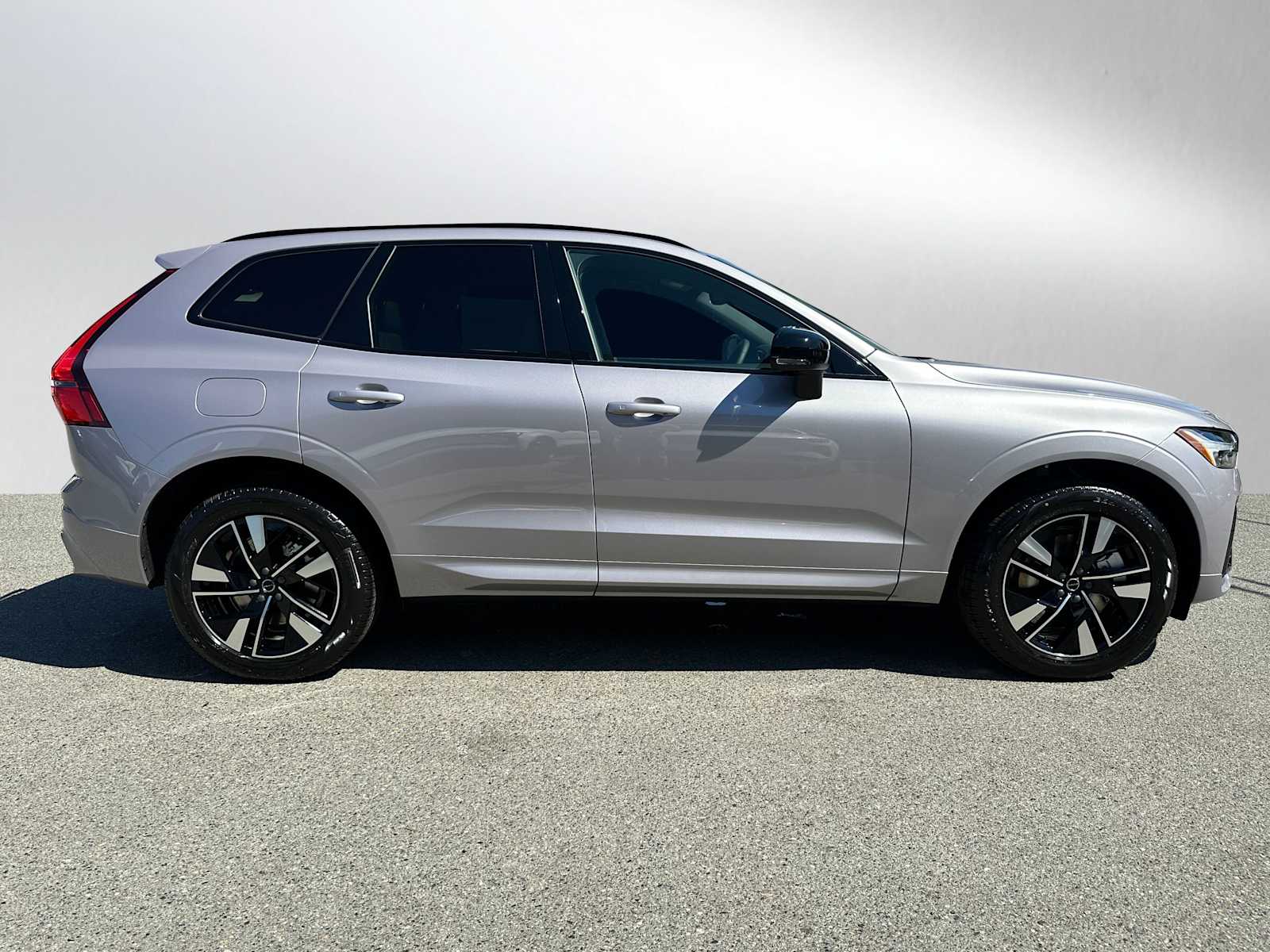 2026 Volvo XC60 Hybrid T8 Core photo 2