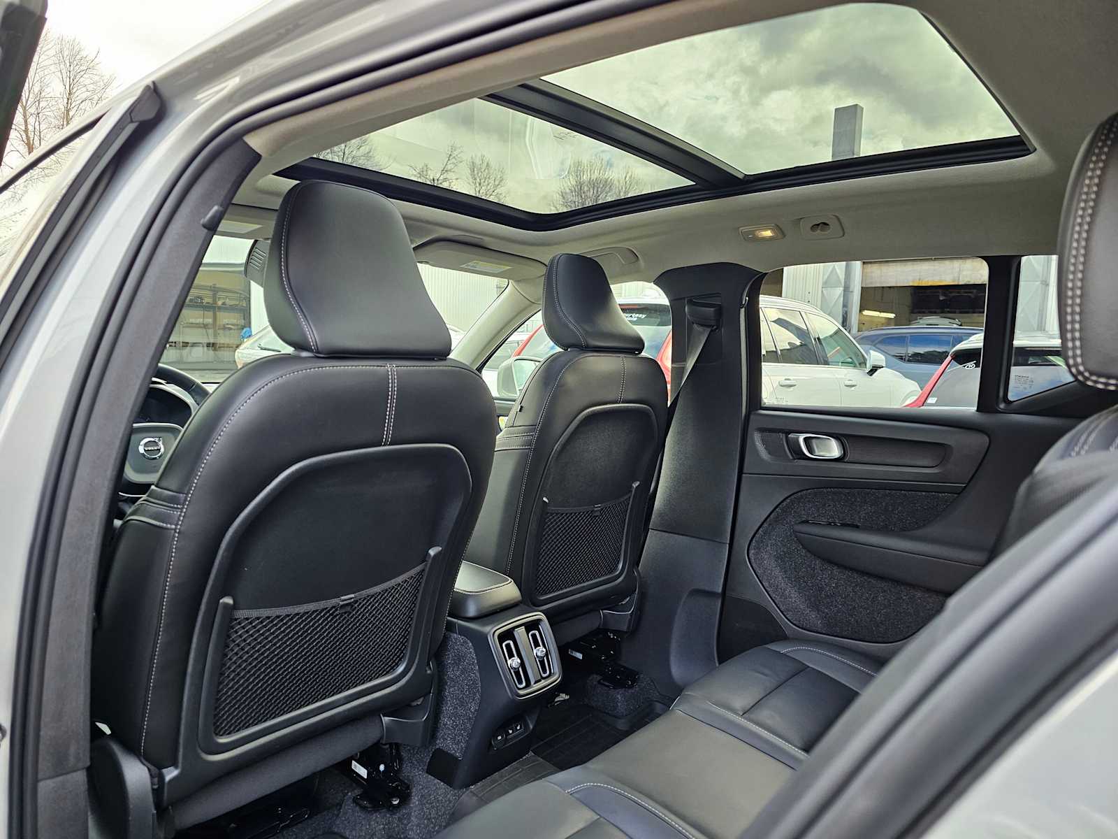 2025 Volvo XC40 Plus - Photo 22