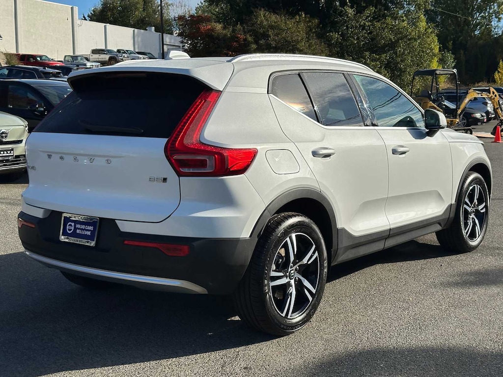 New 2025 Volvo XC40 B5 Core Bright Theme SUV