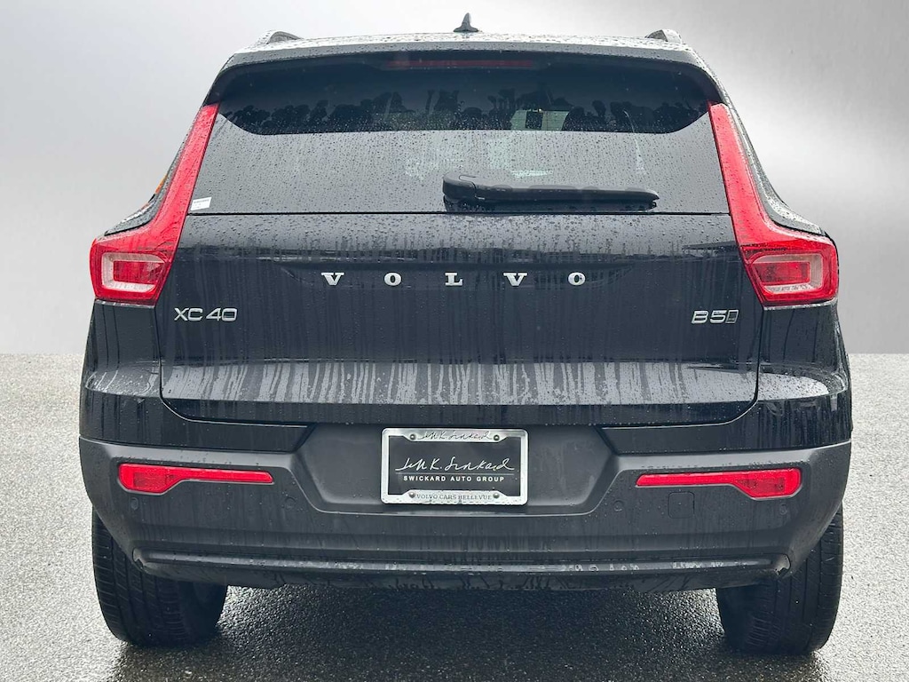 New 2025 Volvo XC40 B5 Plus Dark Theme SUV