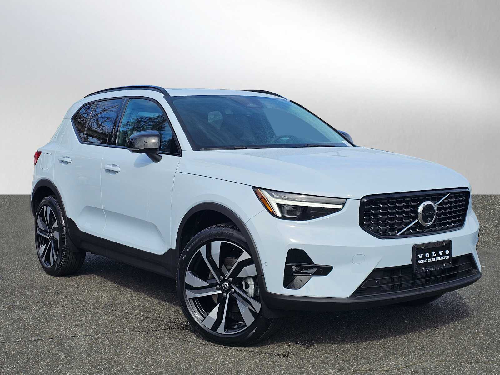 2026 Volvo XC40 B5 Ultra Dark AWD's photo