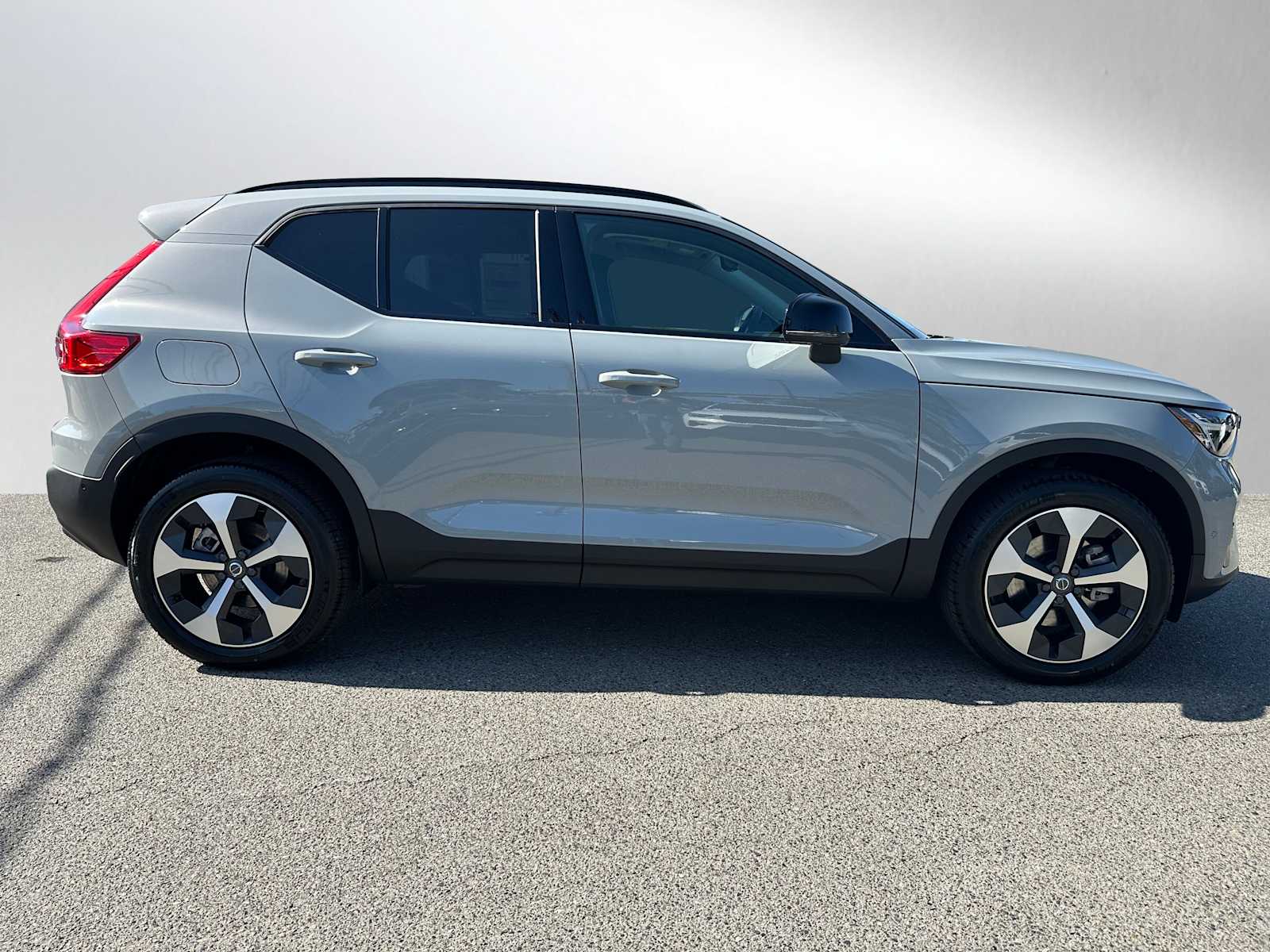 2026 Volvo XC40 Plus photo 2