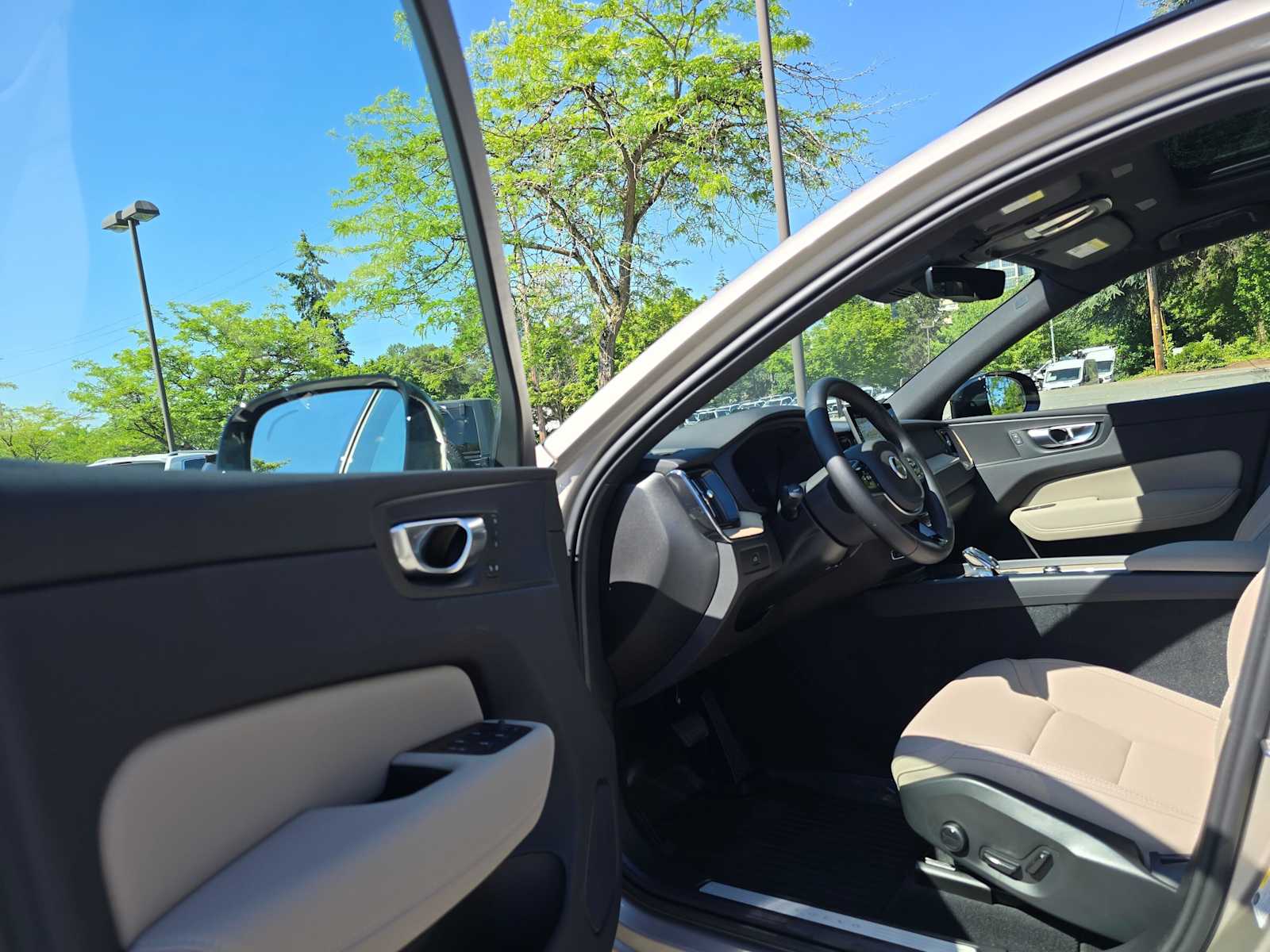 2026 Volvo XC60 Plus - Photo 18