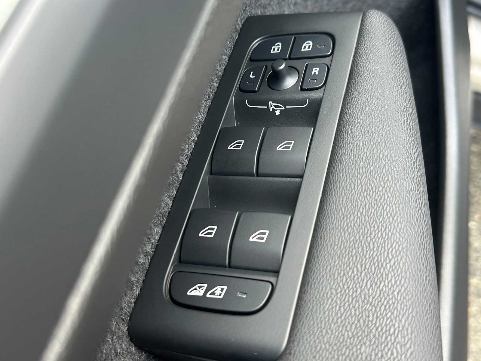 2025 Volvo XC40 Ultra - Photo 21