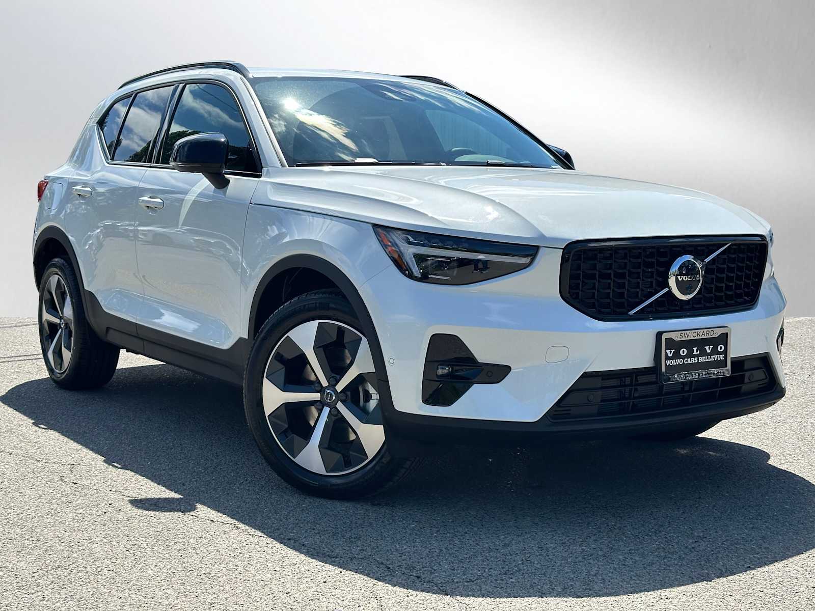 2026 Volvo XC40 B5 Plus Dark AWD's photo