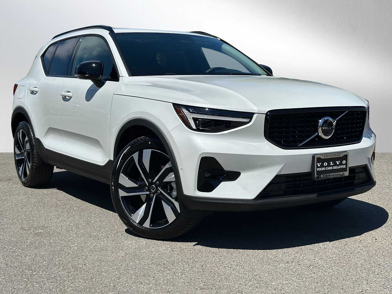 2026 Volvo XC40 B5 Plus Dark AWD's photo