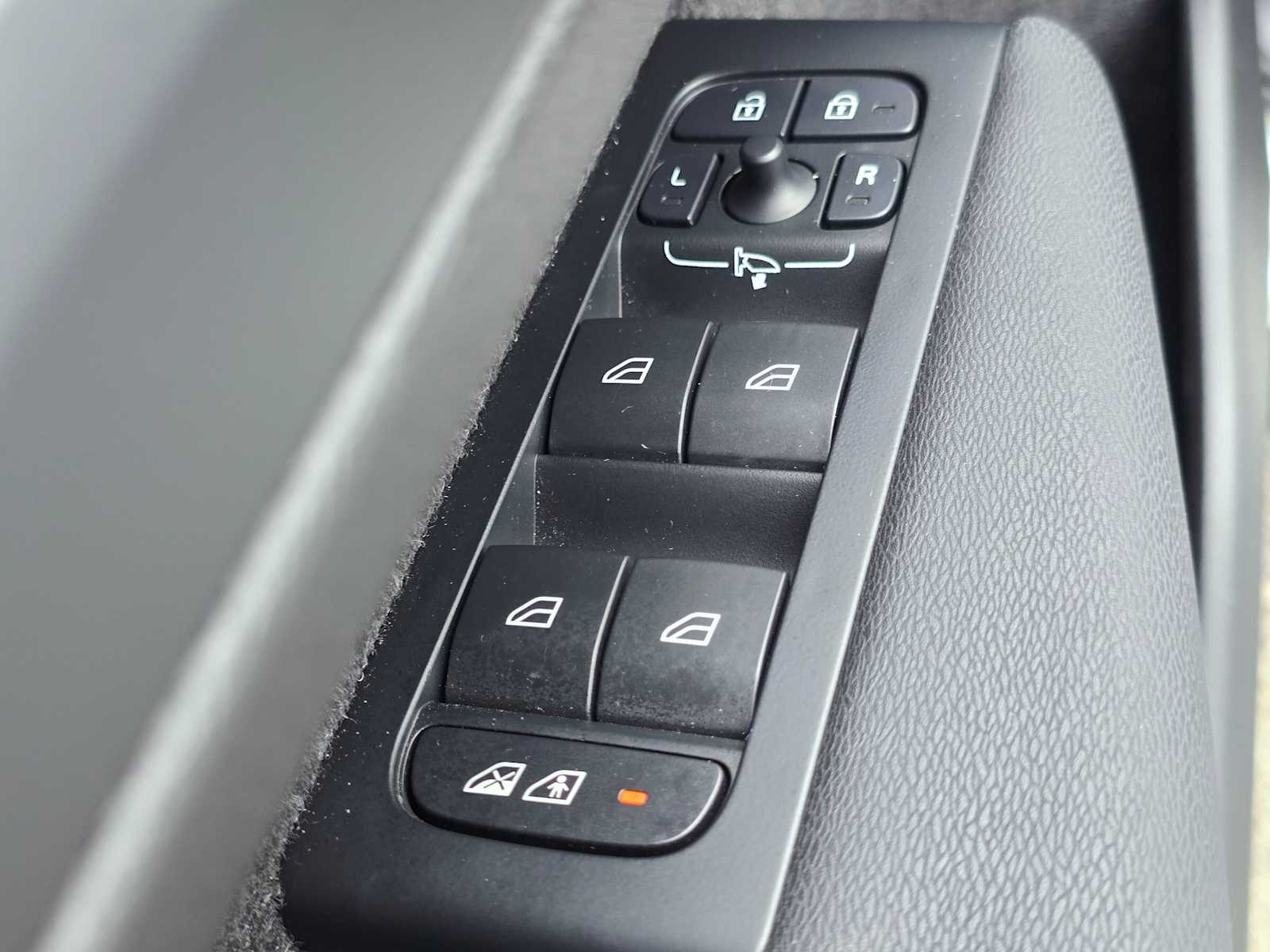 2026 Volvo XC40 Ultra - Photo 21