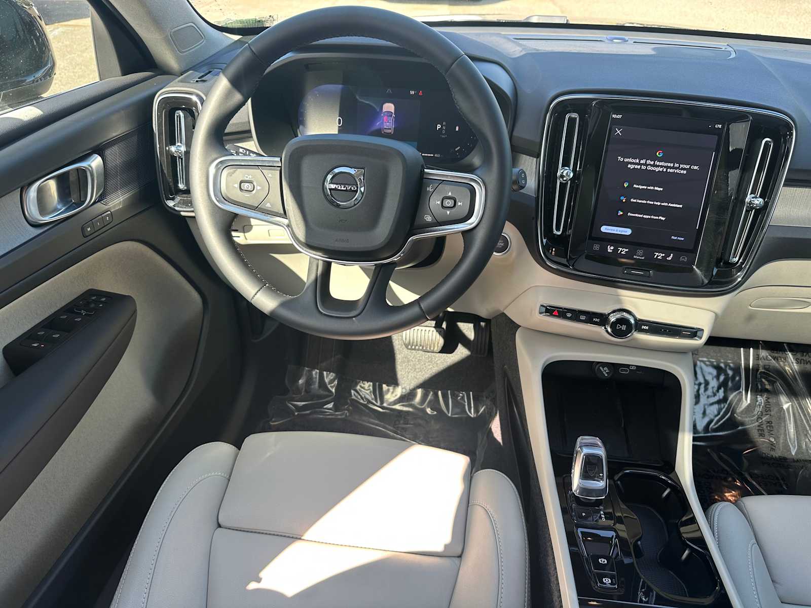 2025 Volvo XC40 Plus - Photo 17