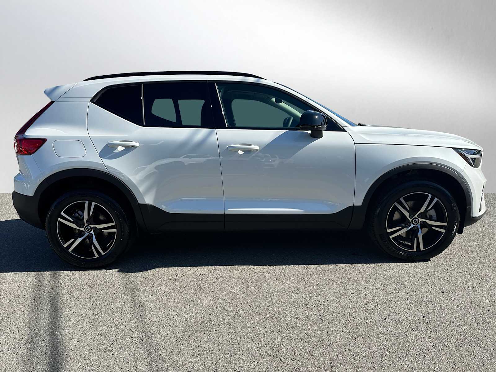 2026 Volvo XC40 Core photo 2