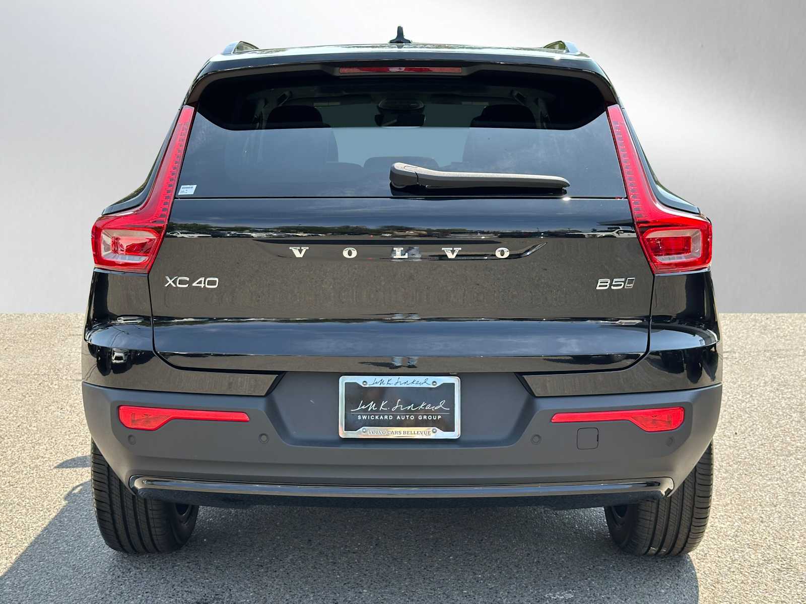 2025 Volvo XC40 Plus photo 2