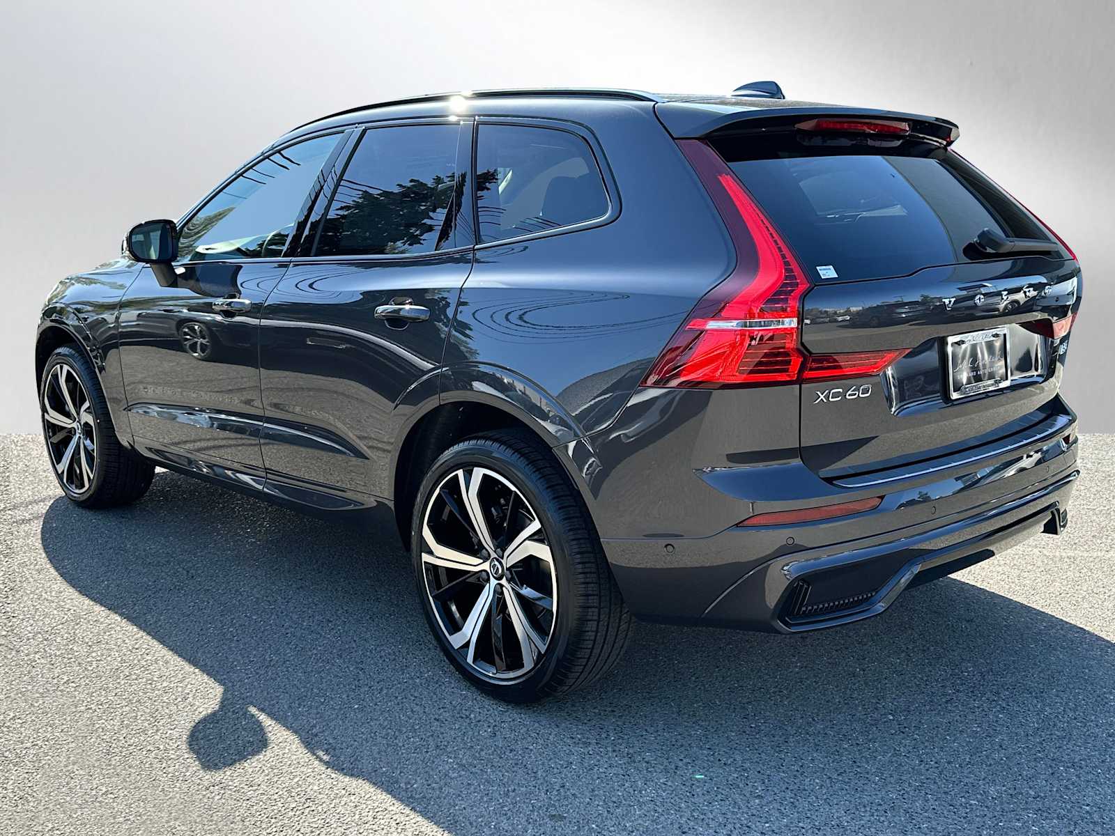 2025 Volvo XC60 B5 photo 3