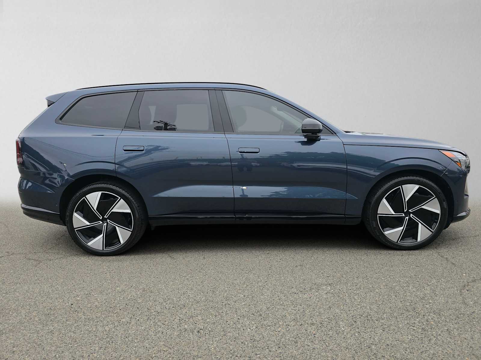Used 2025 Volvo EX90 Ultra with VIN 7JDE23KL7SG006100 for sale in Bellevue, WA