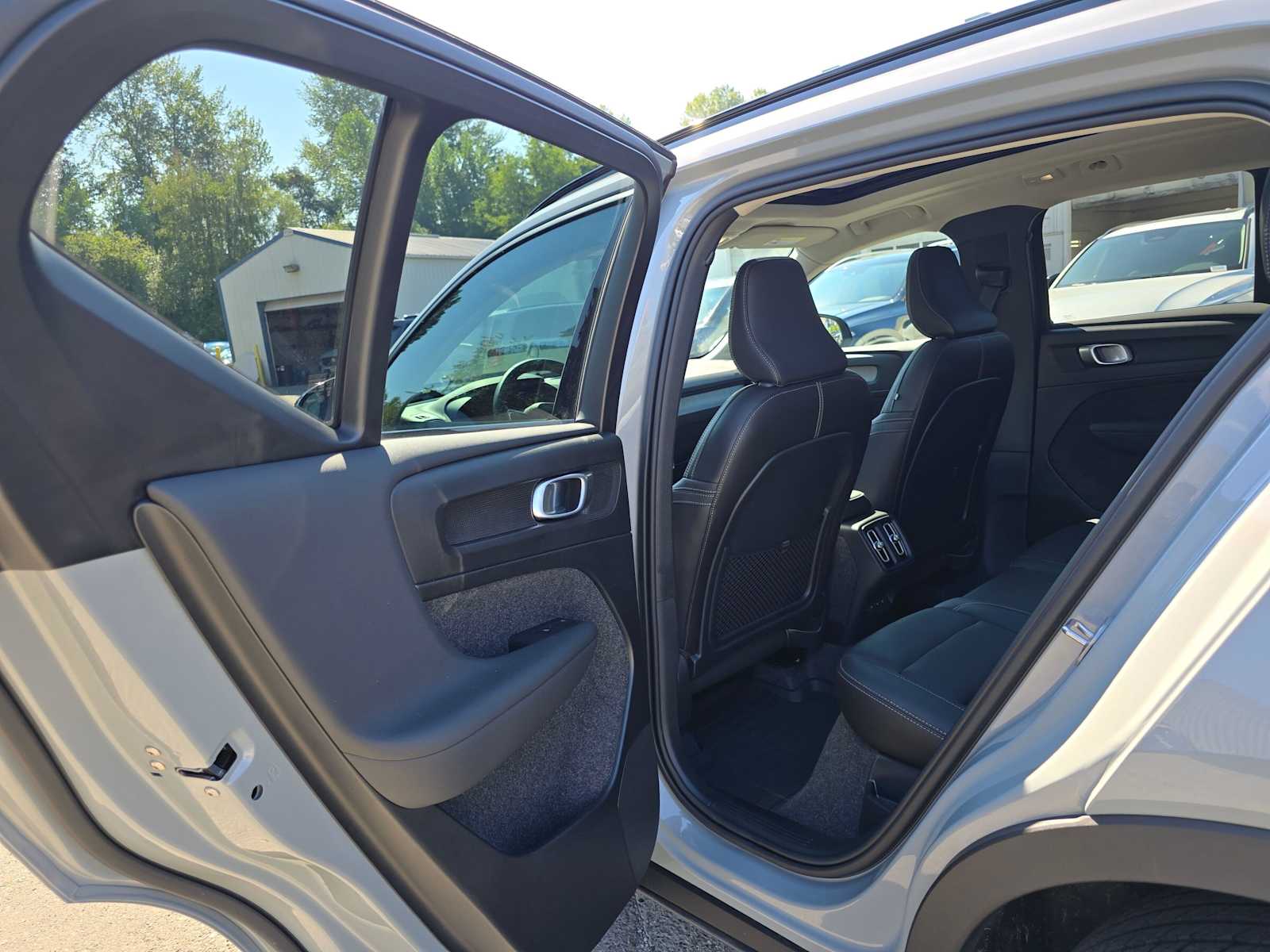 2026 Volvo XC40 Plus - Photo 16