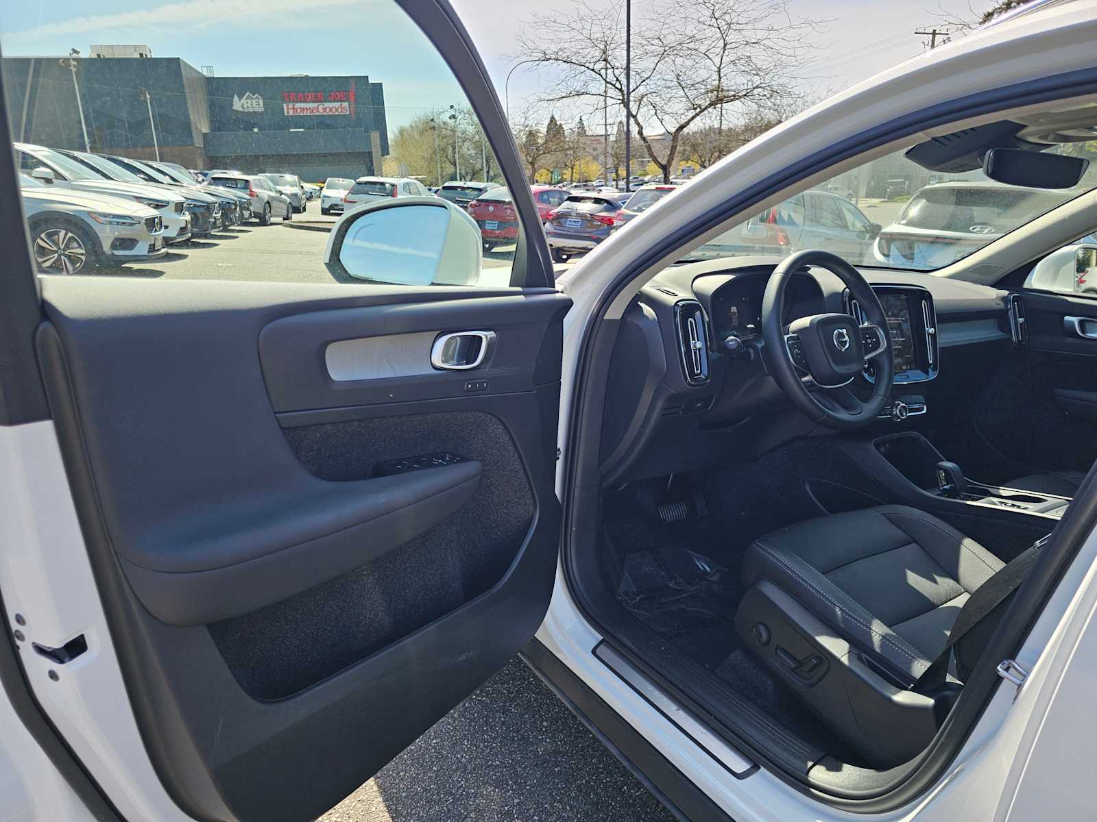 2025 Volvo XC40 Core - Photo 20