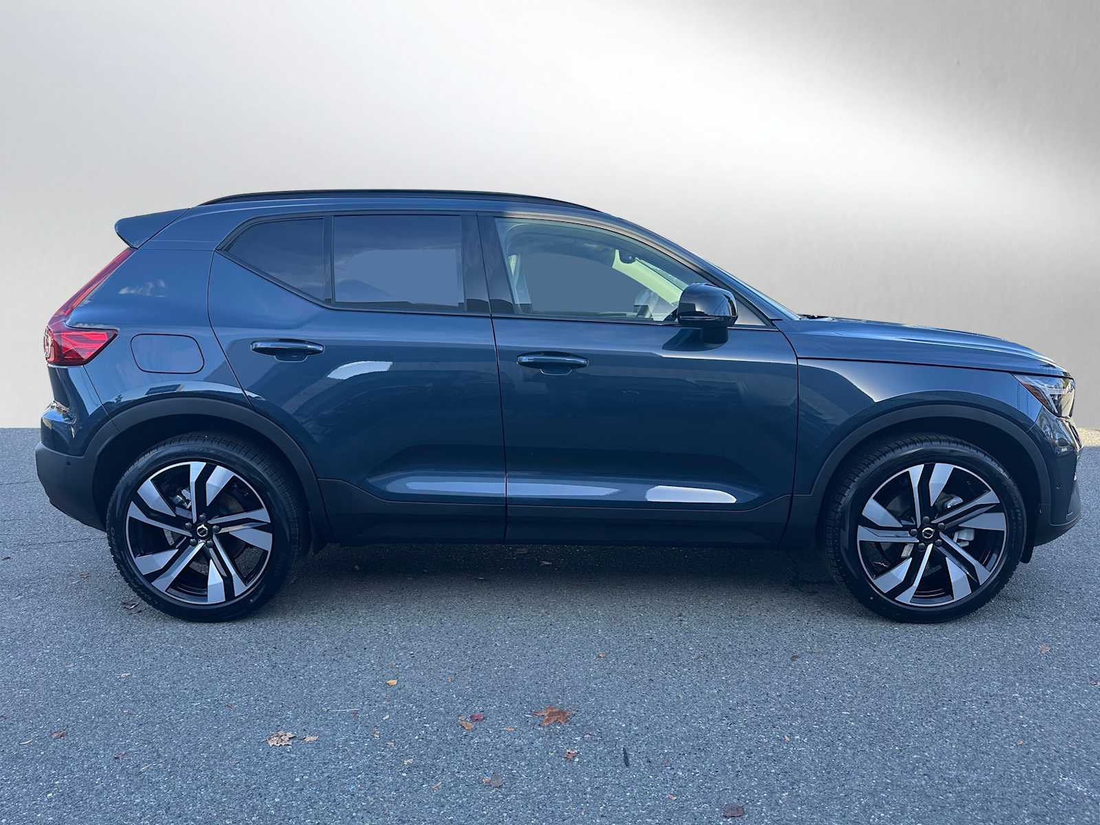 2026 Volvo XC40 photo 2