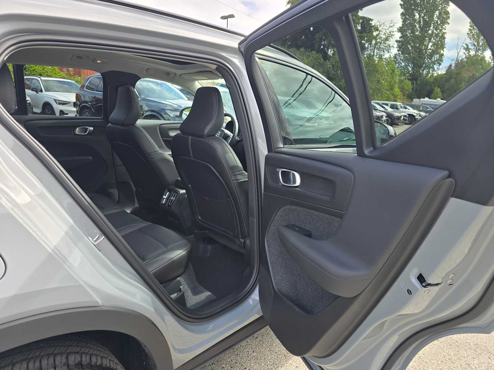 2026 Volvo XC40 Plus - Photo 13